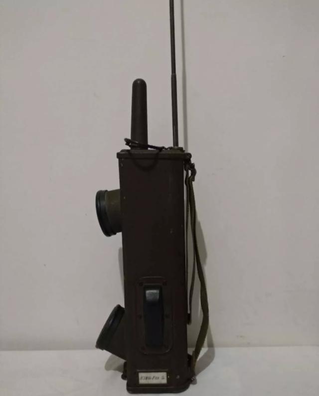 但是,经过研究考评我们发现,二战时还真有叫做bc611步话机的野战无线