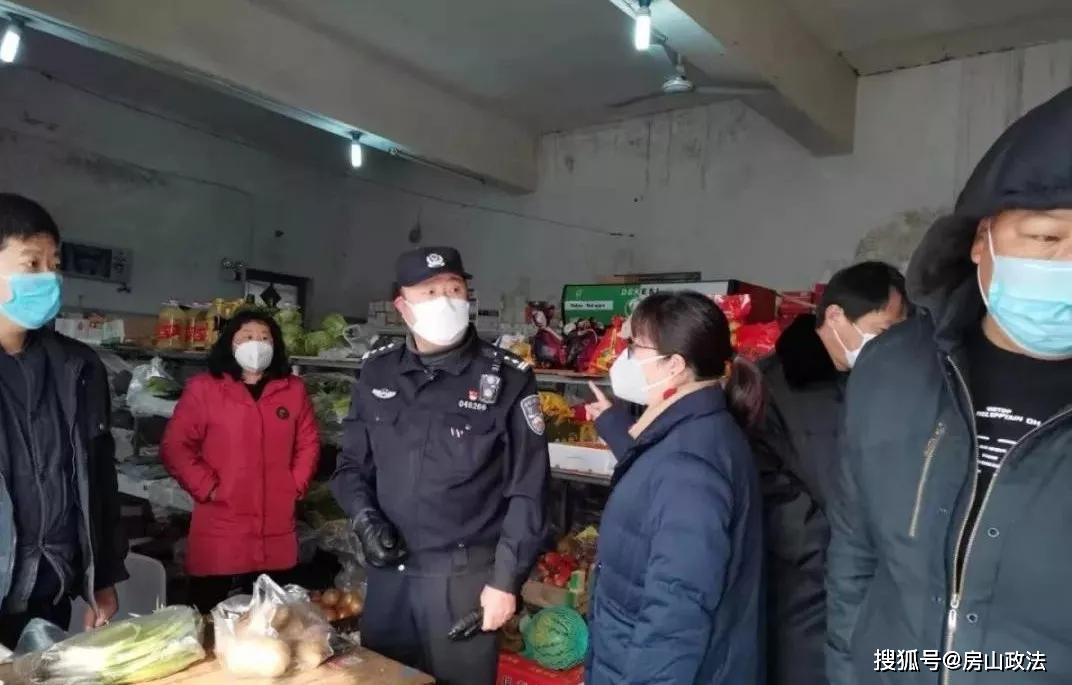 韩村河派出所社区民警检查村内小超市疫情防控工作青龙湖派出所民警