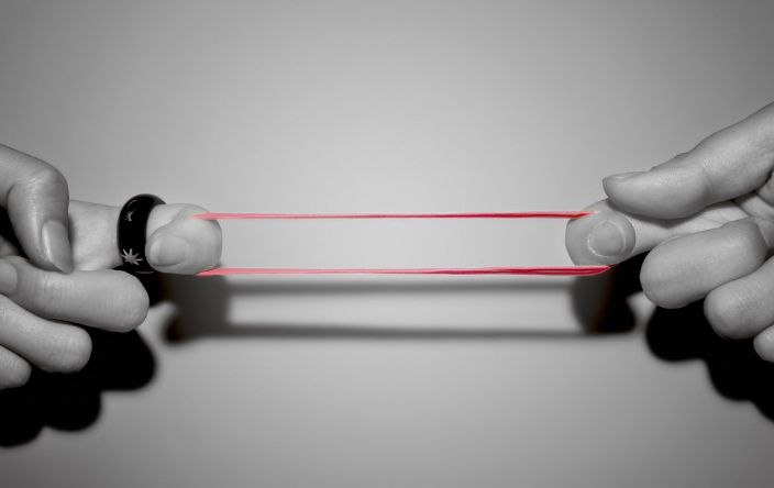 你可以把自己想象成是一根橡皮筋,如果你长期处于紧绷的状态,皮筋便会