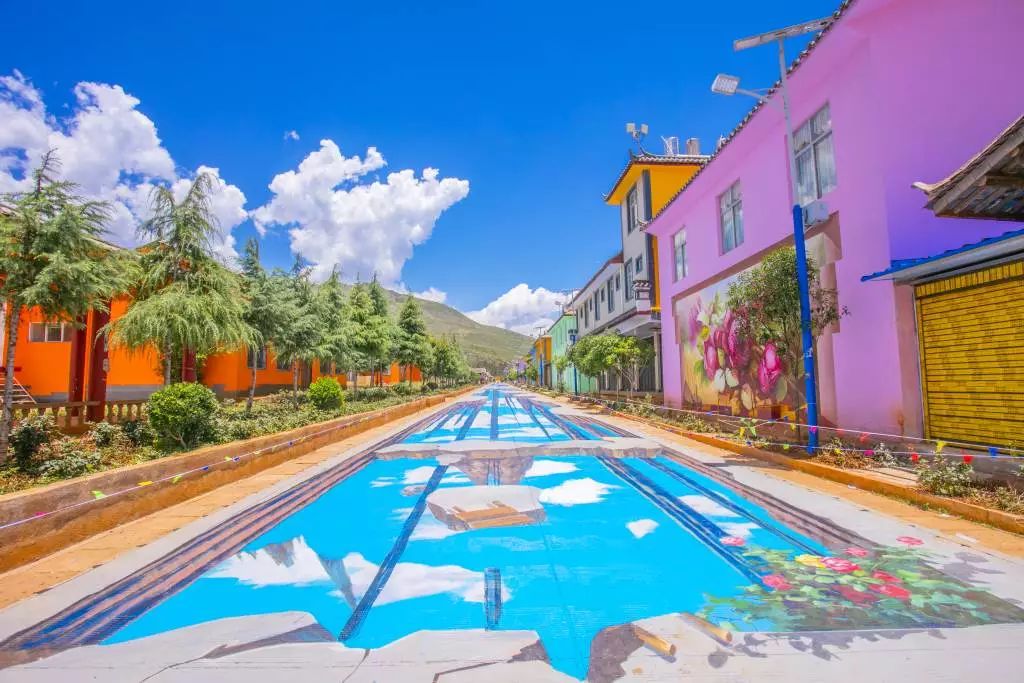 比如韩国梨花壁画村,中国云南丽江金龙村等等