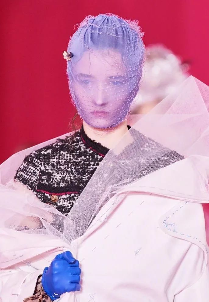 快来看看这些登上时装周的口罩面罩吧!