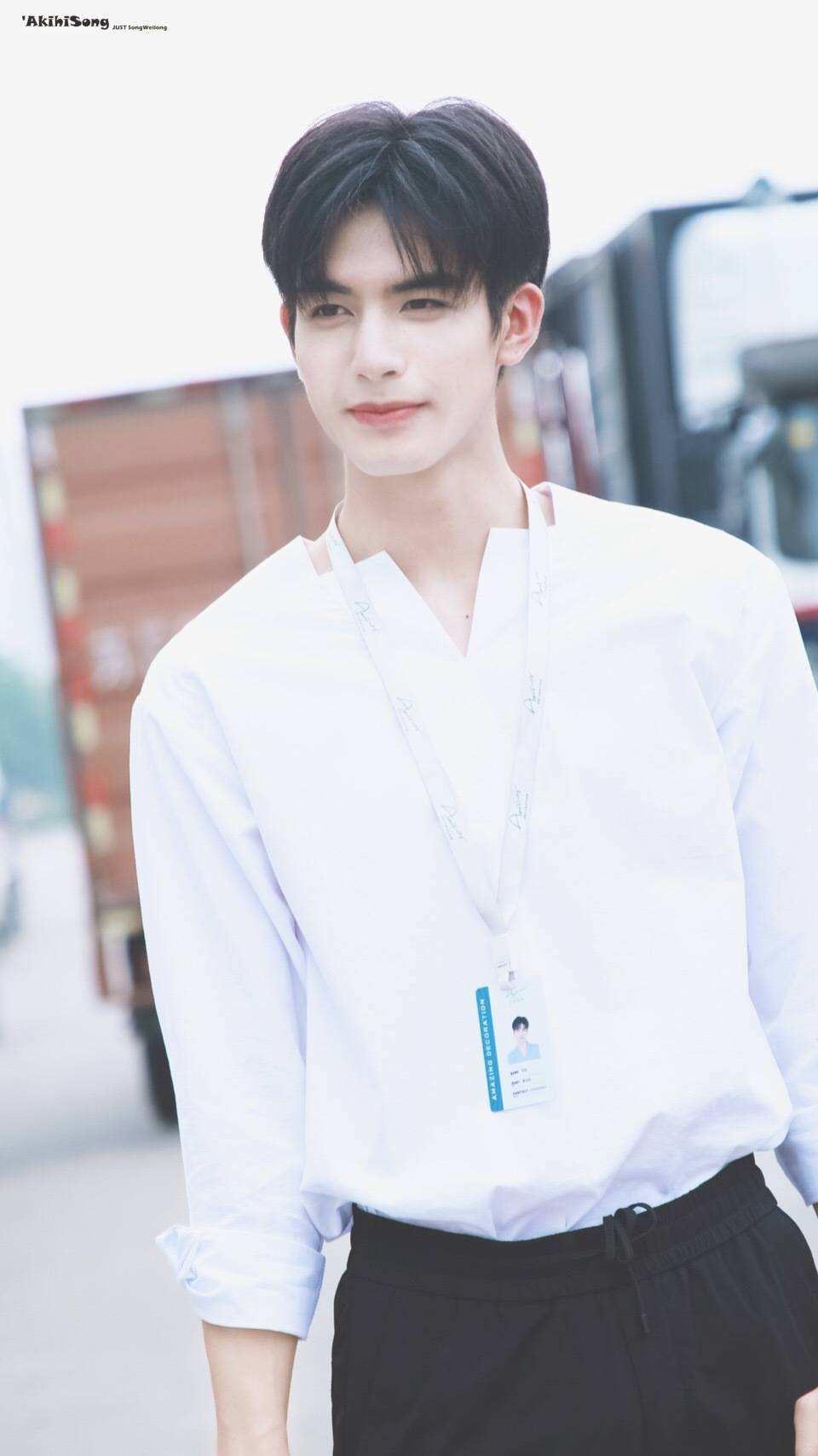 原创宋威龙的撩人穿搭干净又帅气难怪仙女们都为他发狂