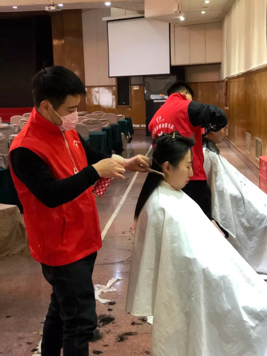 凳子太高了理发师志愿者的手就会抬高平均连续剪发5小时手臂酸痛了