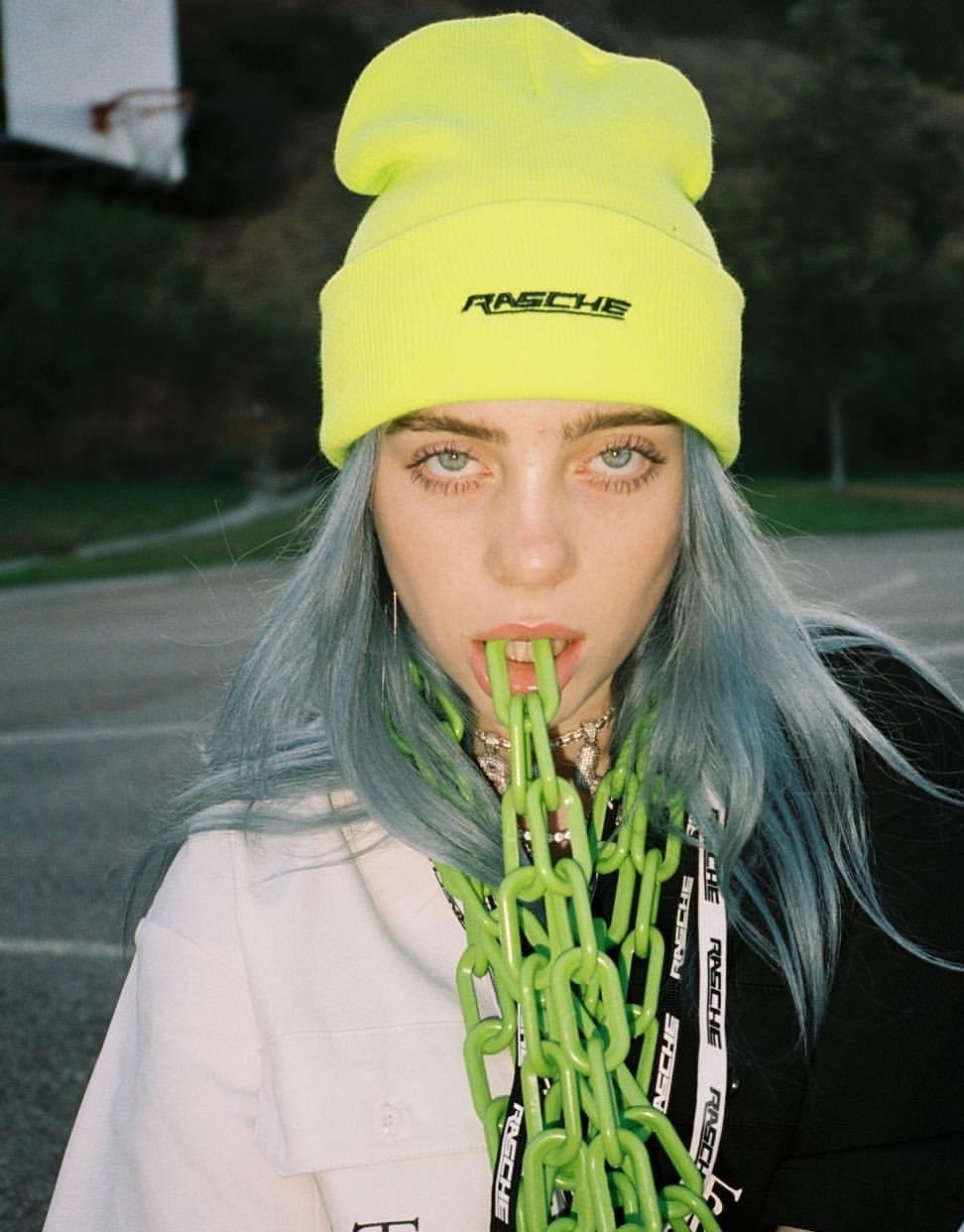 年少成名深有感触贾斯汀比伯谈碧梨当场落泪坦言想要保护她