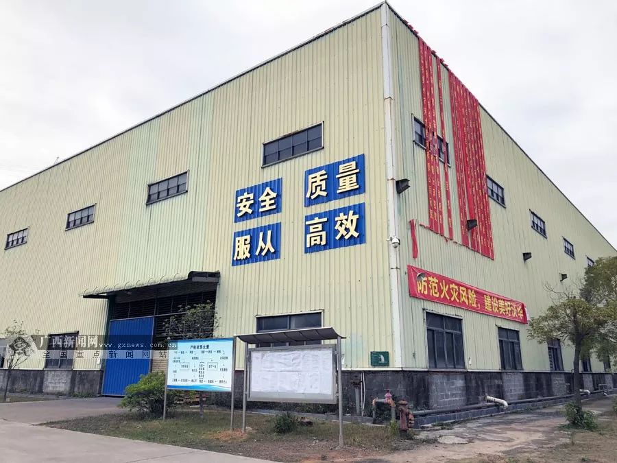 企业生产车间外拉起安全生产标语,车间内响起"隆隆"机器声.