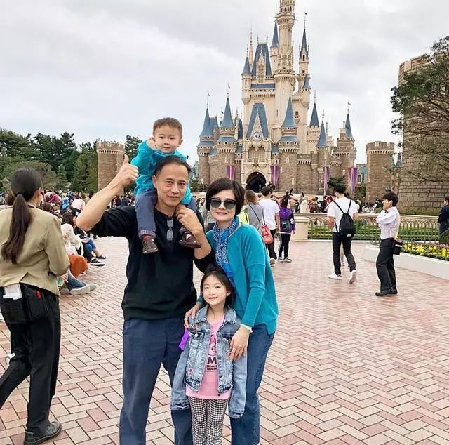 李小鹏罕见晒李安琪母女跳舞8岁奥莉身高瞩目越来越像妈妈