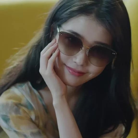 真人头像女生朋友圈背景图文字封面图