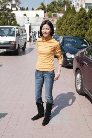 原创蒙嘉慧真心漂亮不刻意打扮都很高级难怪郑伊健贴心紧随