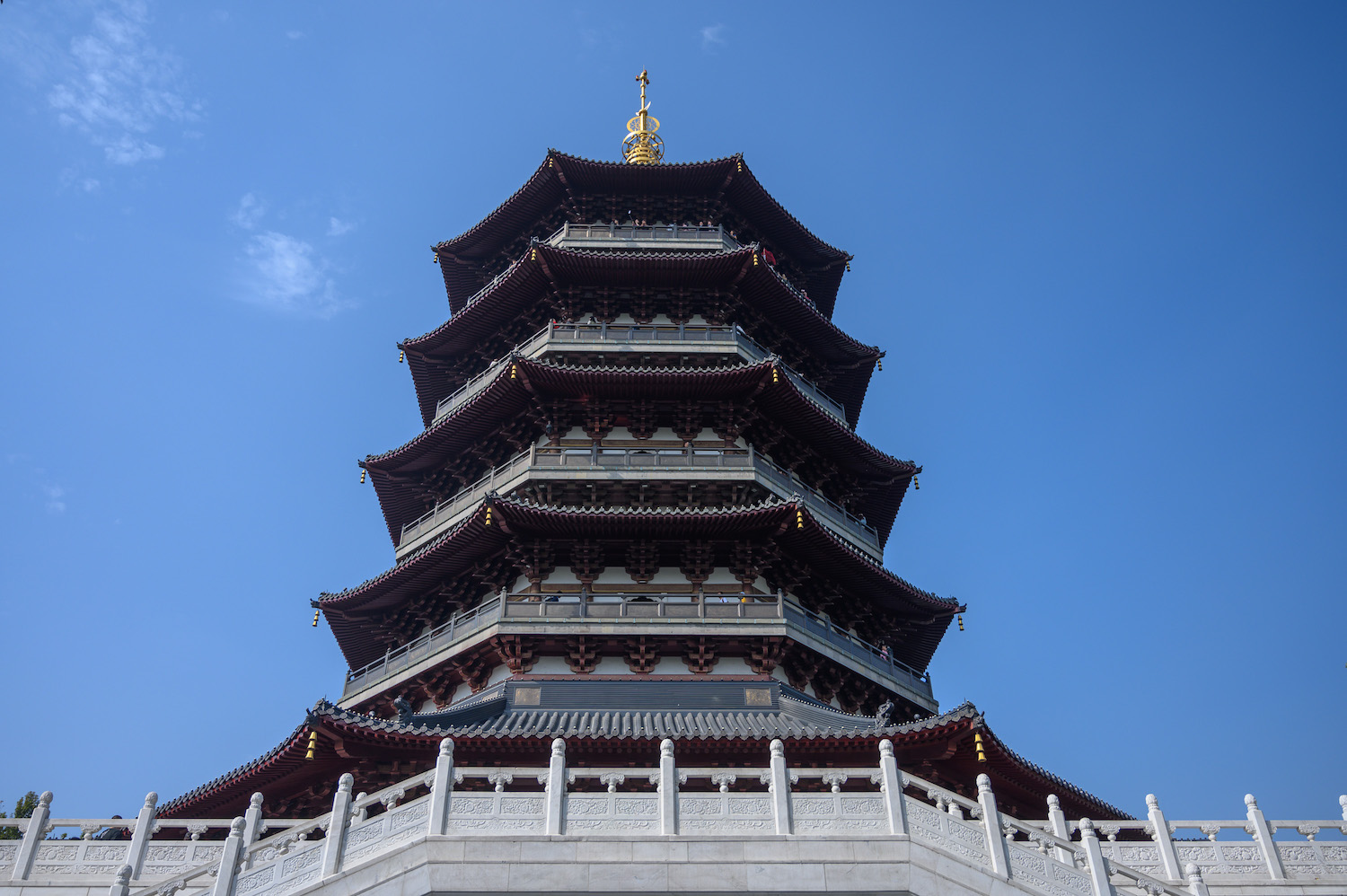 金山寺是位于江苏省镇江市,寺中的慈寿塔才是真正的"雷峰塔",西湖