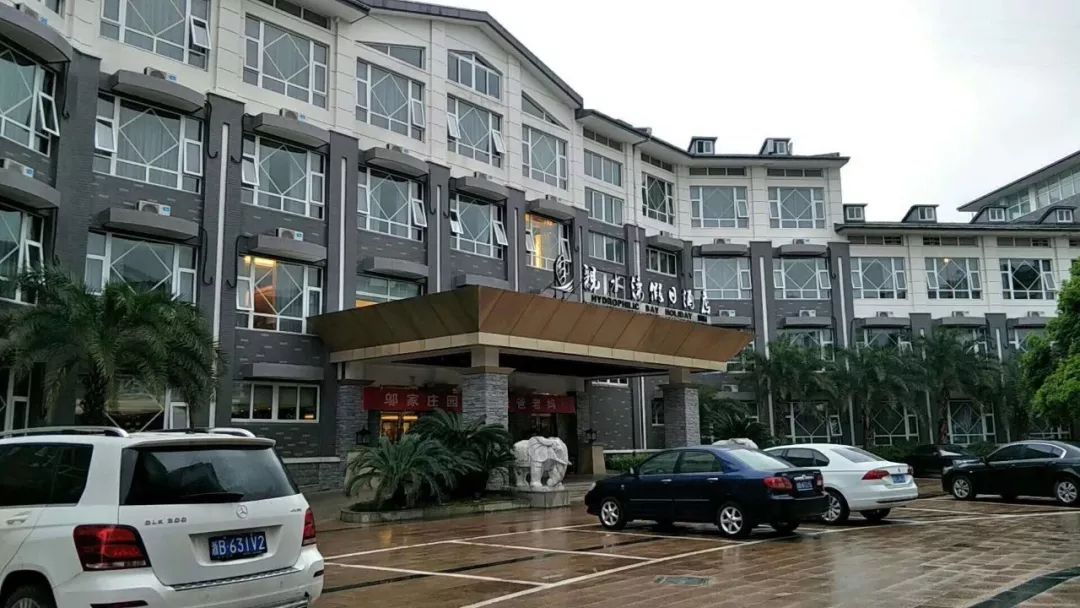 宾馆房间数:10地址:跃龙街道北斗北路87号名称:鑫泰白玉兰酒店花级:四