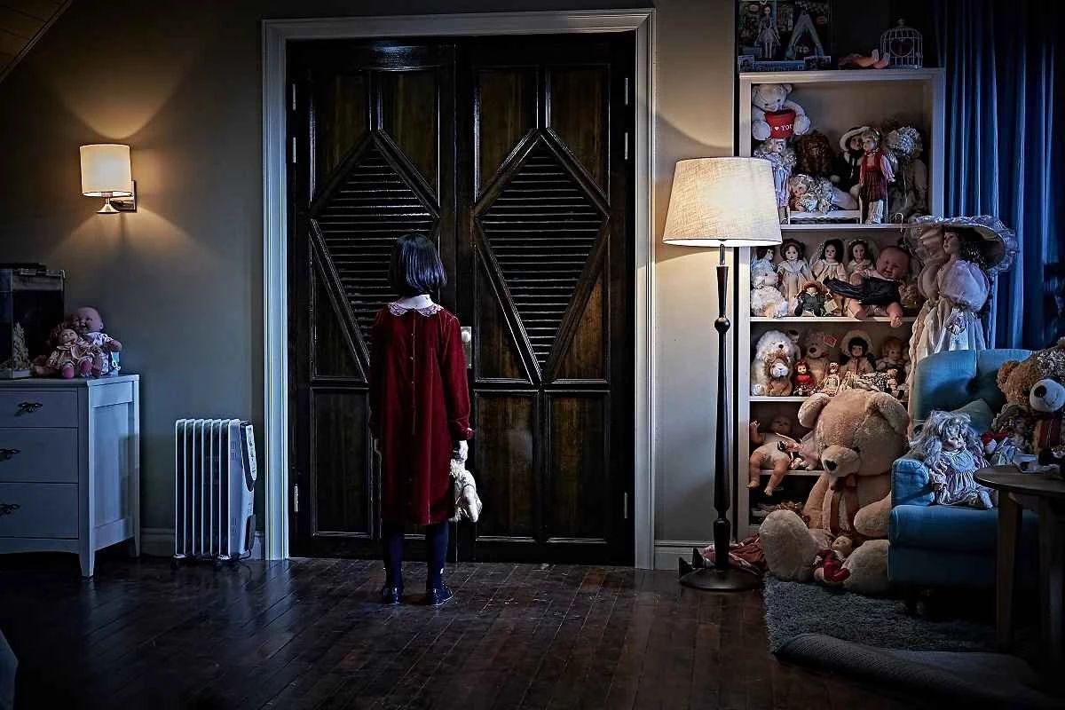 《衣橱》电影的开场,导演先用一段巫女在除魔过程中遭到壁橱里鬼怪