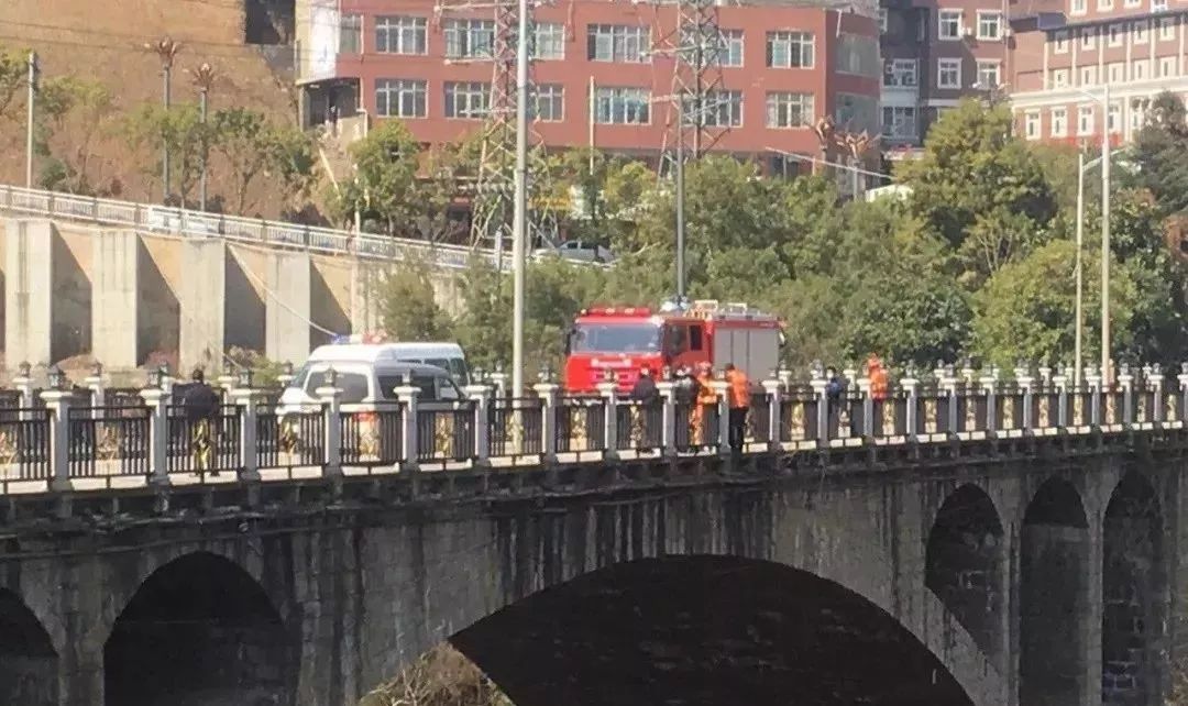 鎮雄南大橋疑是有人跳南大橋