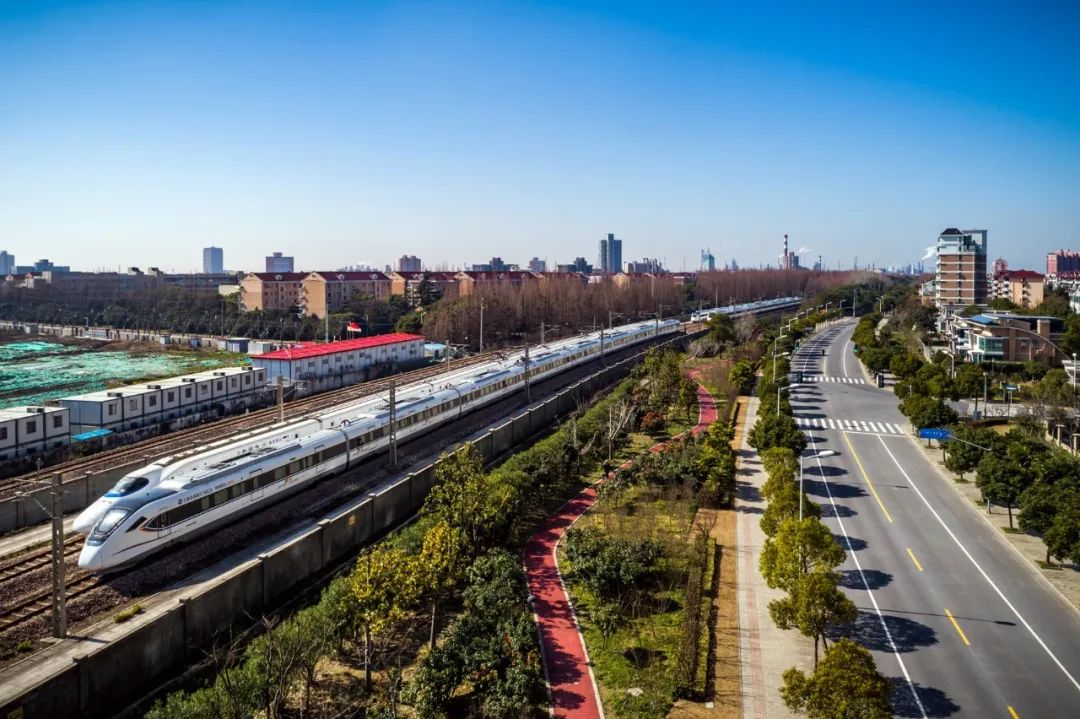 被抓现行4部小火车在金山这里聚集