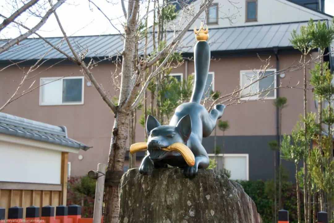 伏见稻荷大社的狐狸嘴里叼的是什么