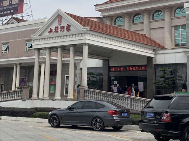 富豪山庄酒楼门口食客在车内等位.酒楼门口公告.酒楼大厅不开放.