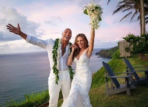 在此之前他还有一段婚姻,前妻叫丹尼·加西亚,是强森的经纪人,两人育