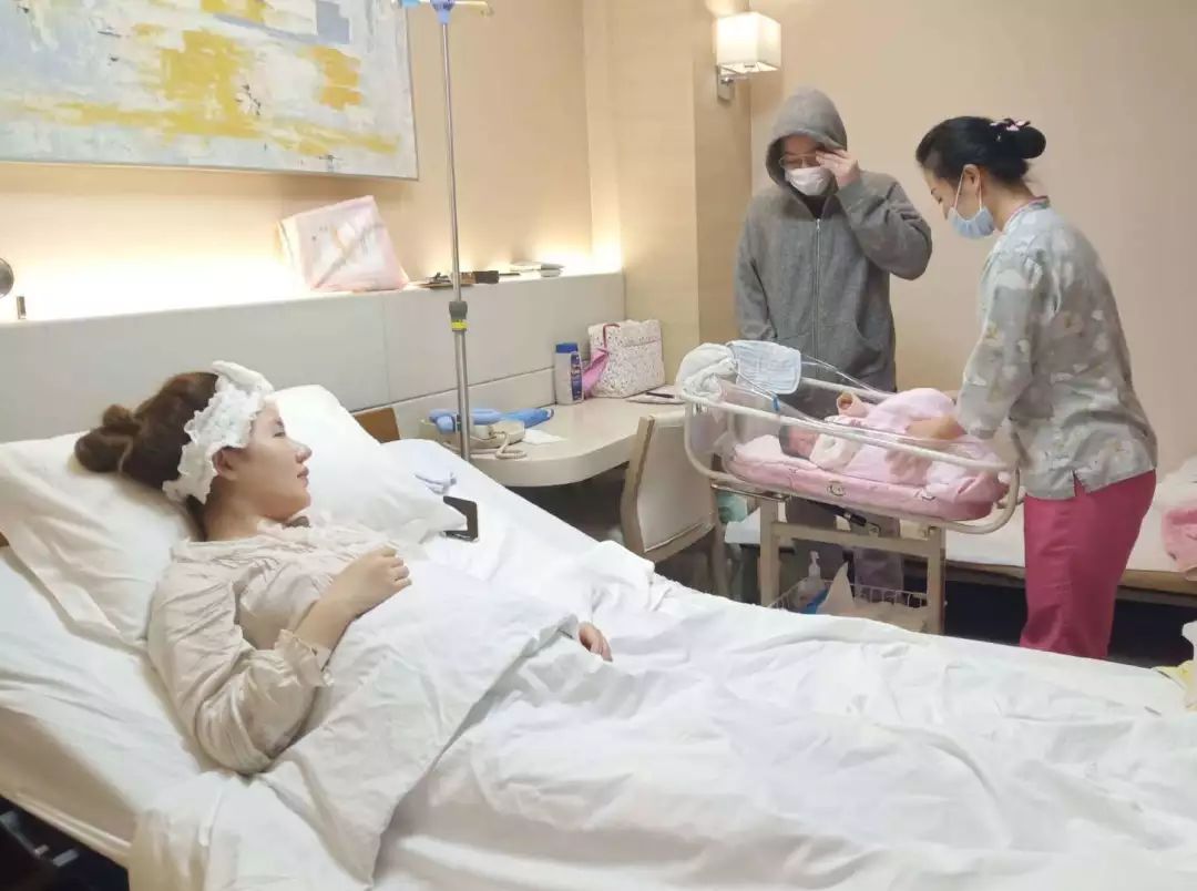 聚焦疫情下的幸福原红花会主唱弹壳夫妇喜得小公主超快顺产无侧切