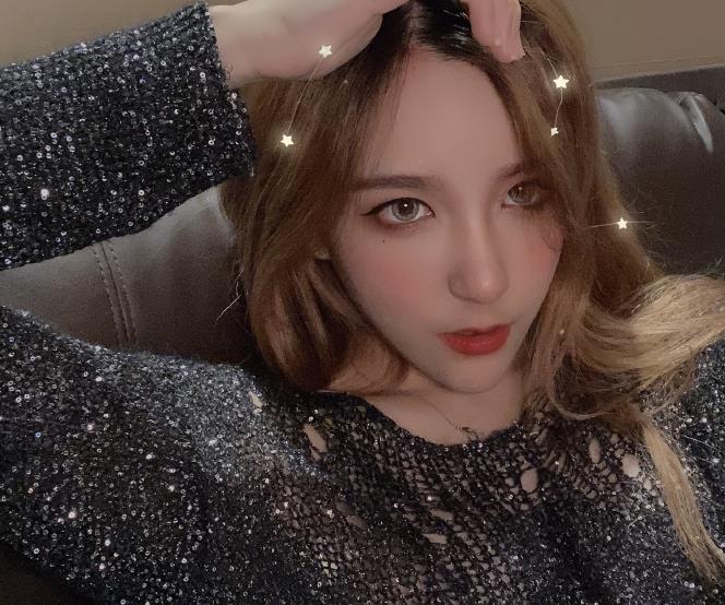 rita发布"渔网装"写真,把赘肉都挤出来了!