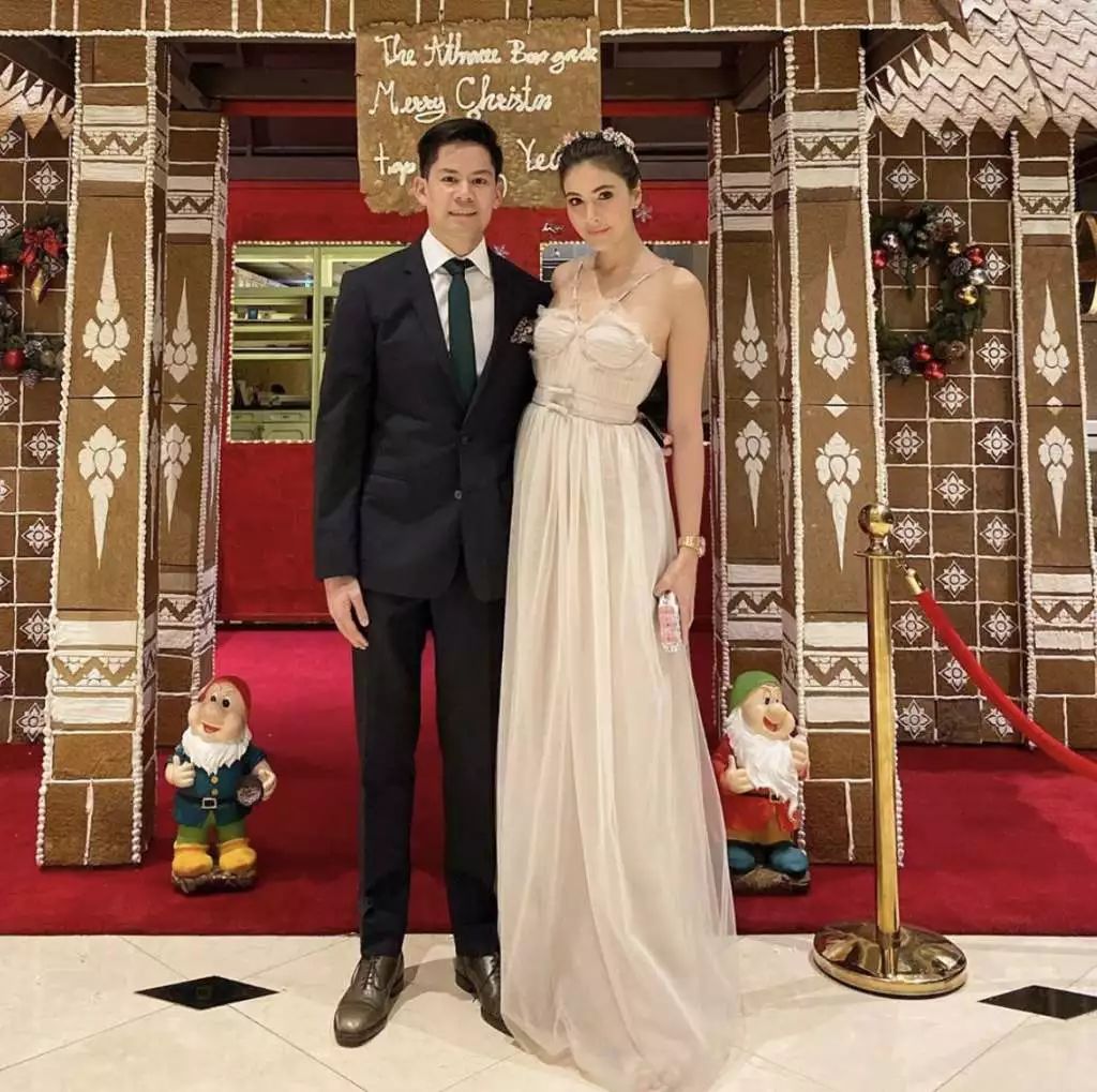 泰国女星穿晚礼服吃路边摊接地气反差萌超可爱