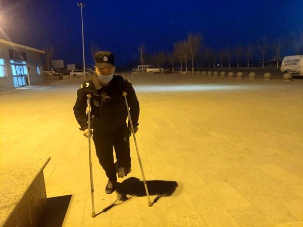 疫情当前 他拄着双拐返岗