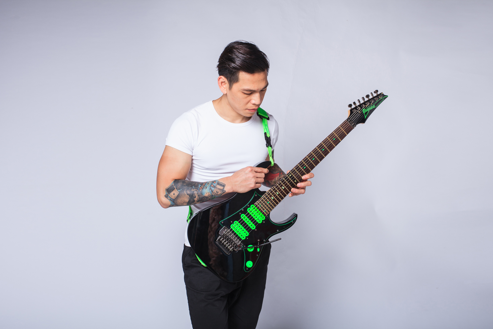 黄诗雅电吉他演奏致敬摇滚大神jp老乔经典曲音乐窝分享