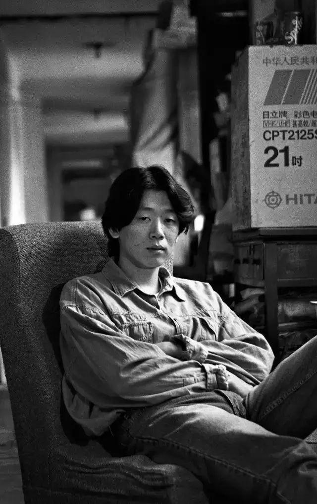 1996年4月,河北任丘,邓讴歌在演奏演到即兴处,何勇跳到了讴歌身上.