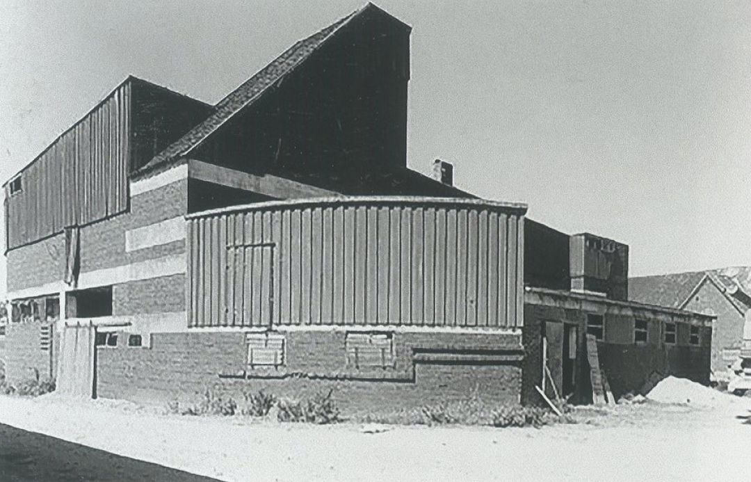 亲切,这也并不奇怪,因为他们的作品也总是呈现出一种庇护所的原始形象