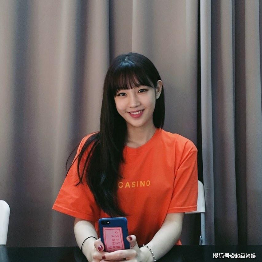 朴宝蓝2日在音乐银行首次公布新歌因为想要