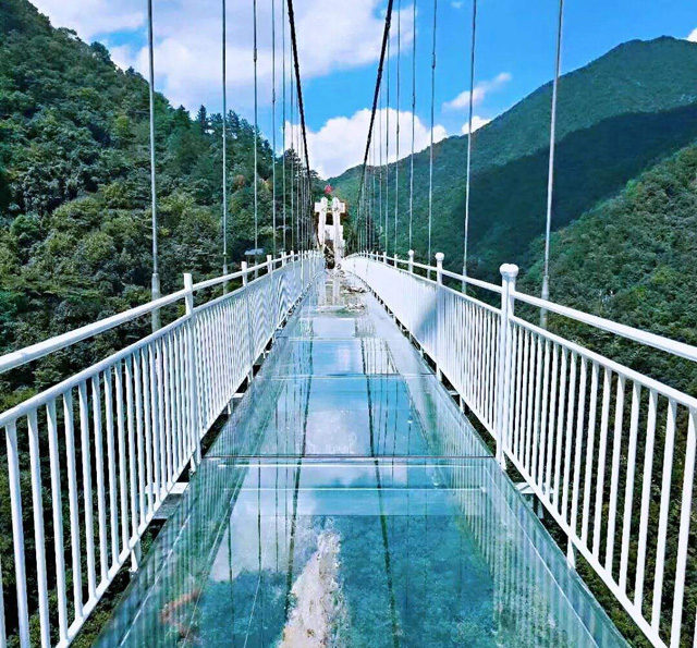 杭州两大玻璃栈道惊险刺激其中一个5d悬空玻璃桥华东最大