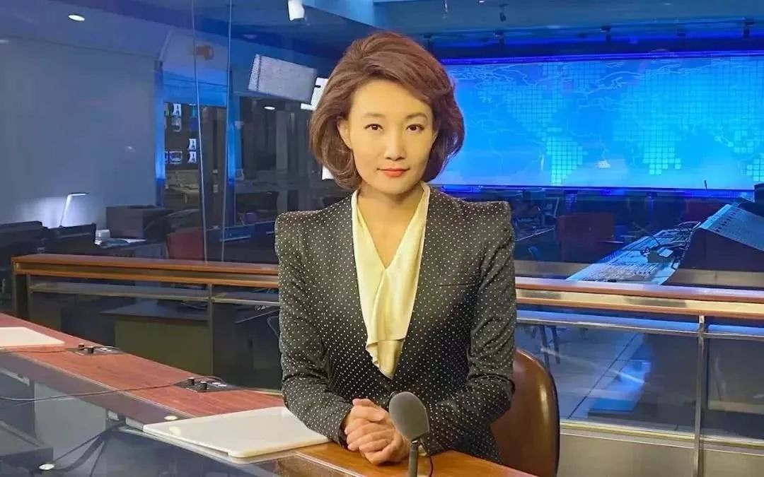 其实对于央视主持人来讲,处理各种棘手和突发情况本就是体现专业的