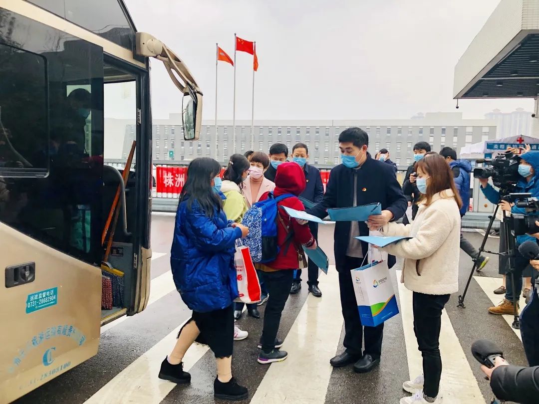 手套等疫情防护包,对他们回来上班,表示欢迎