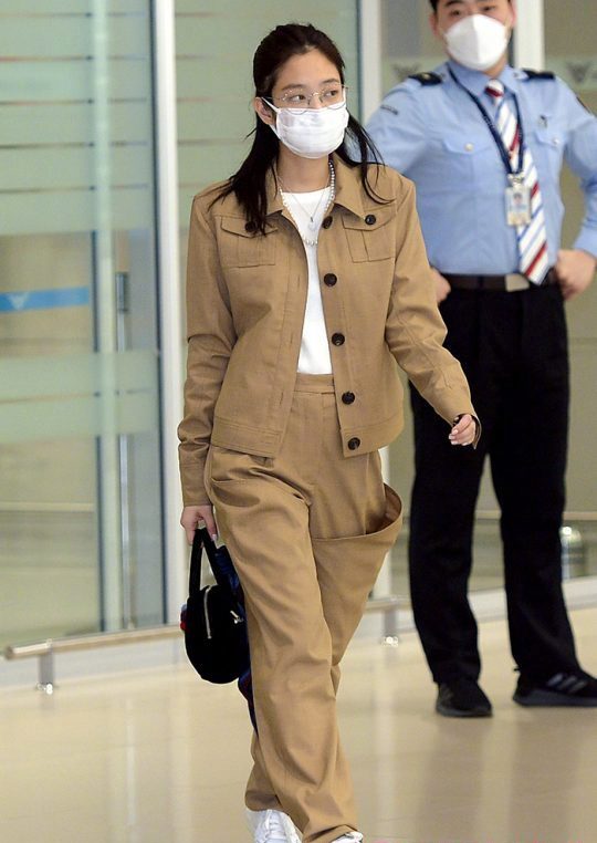 原创肉肉的jennie她的脸到底有多小戴的口罩比普通口罩还要小很多