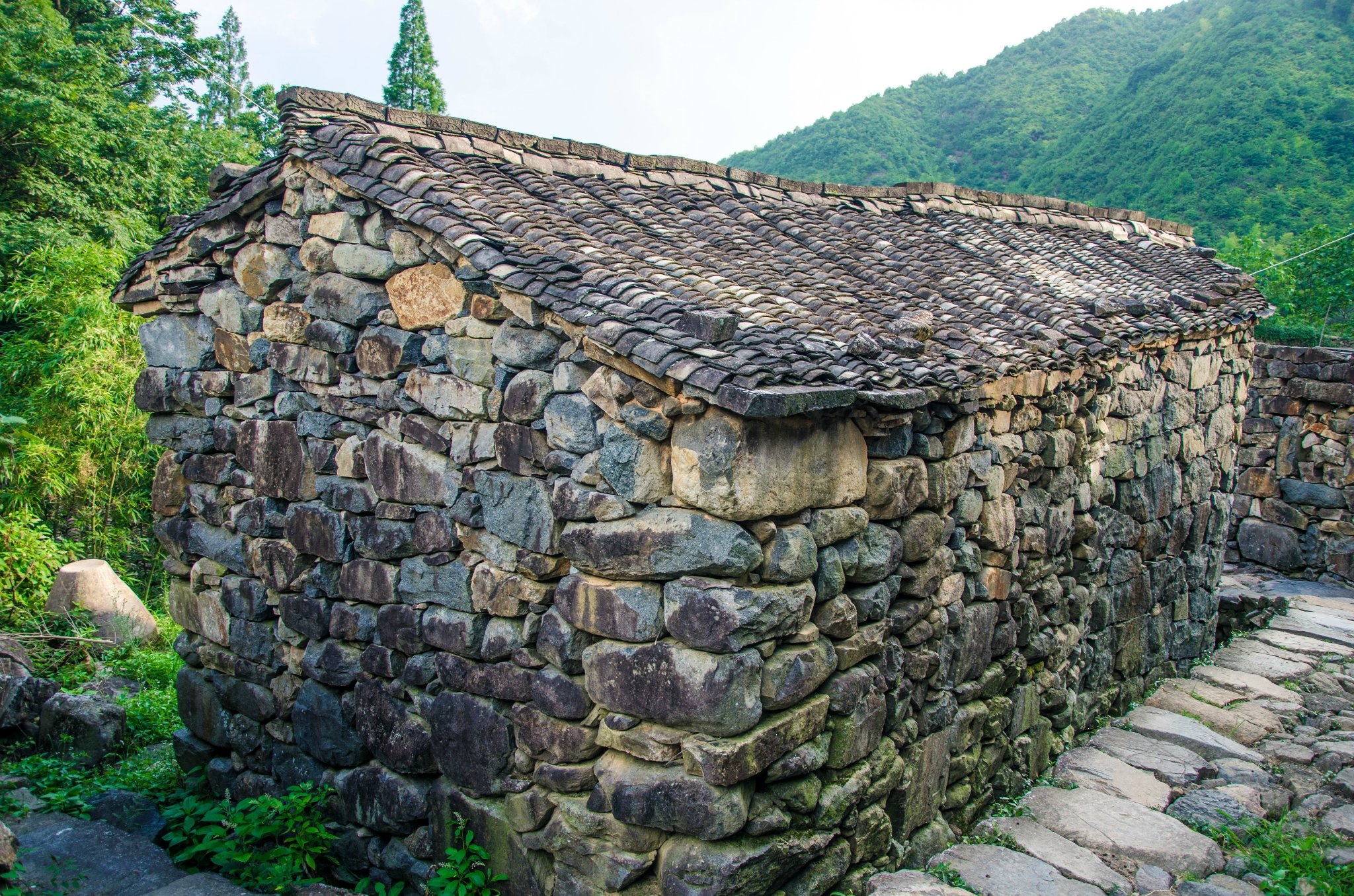 浙江大山里的古村落,村里不通车路,房子用石头建造美世外桃源_石研