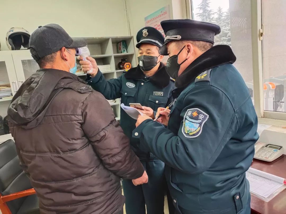 抗击疫情保安员冲在一线