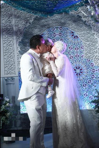 一家三口十分幸福甜蜜,几年后,刘园园和沙桐举办了婚礼