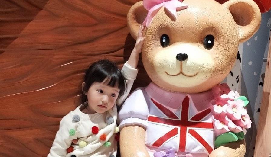 欧弟女儿开挂式长大小时候精致如同洋娃娃长大更是美出新高度