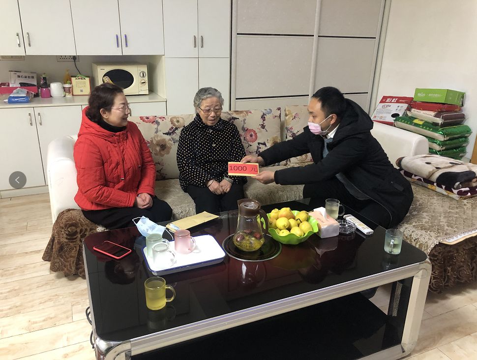 致敬逆行英雄致敬战士家属