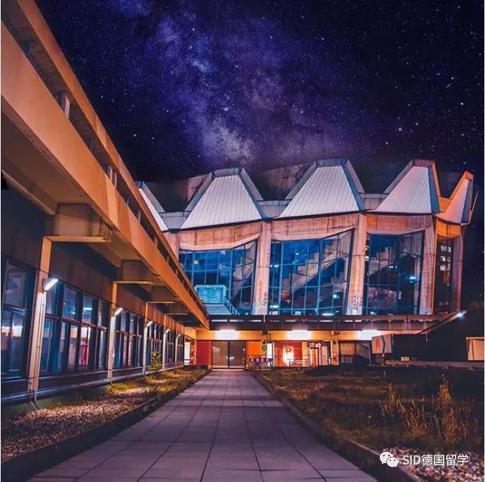 小编看到的,另一面的波鸿鲁尔大学是这样的75但是这应该只是校园的