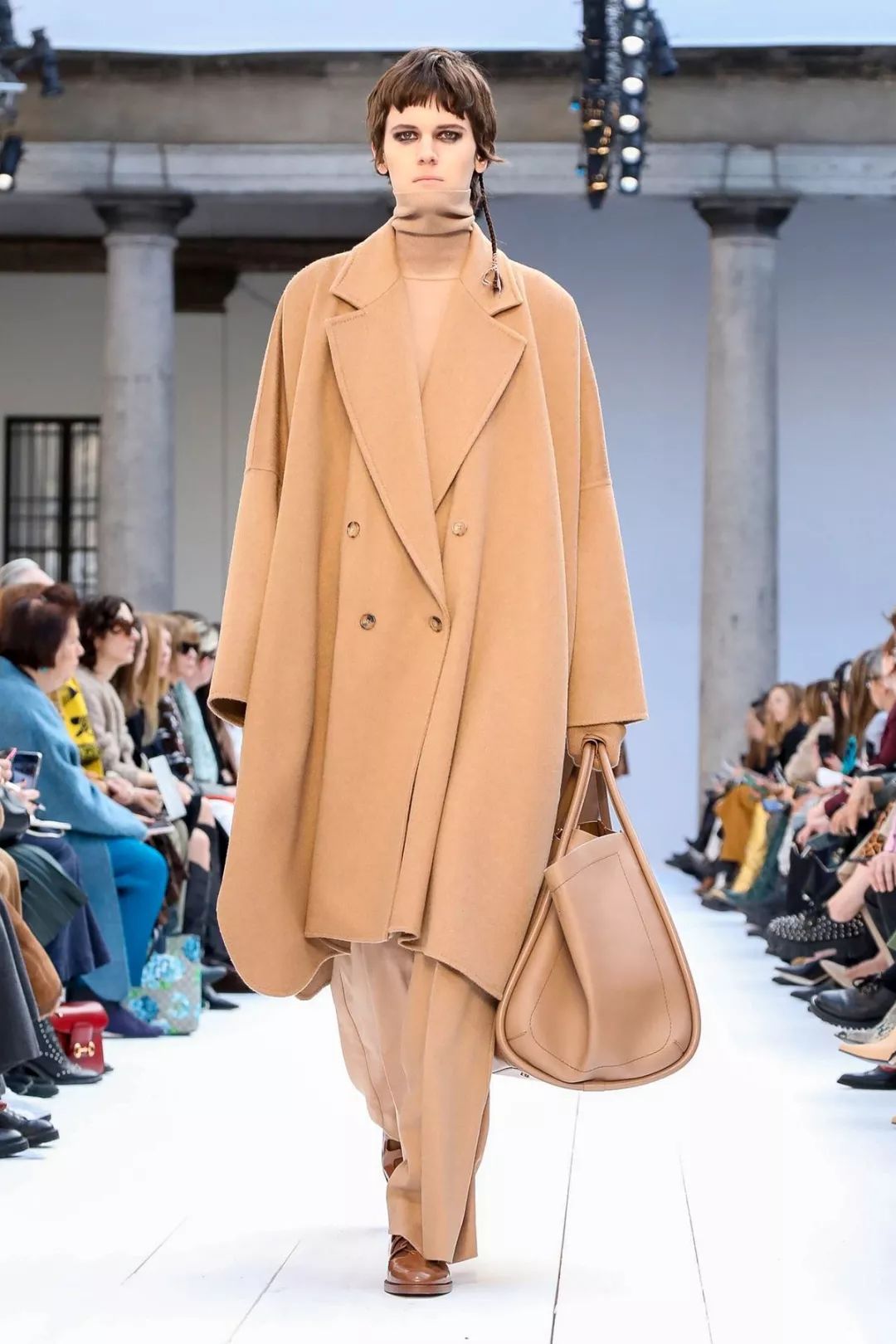 prada延续超现实主义风格 max mara经典高级依旧