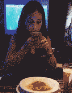 搞笑gif一气之下小偷拿我家半桶食用油泼了我一床