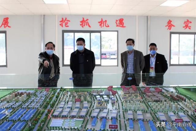 谢儒,蒙斌等县领导一同调研.