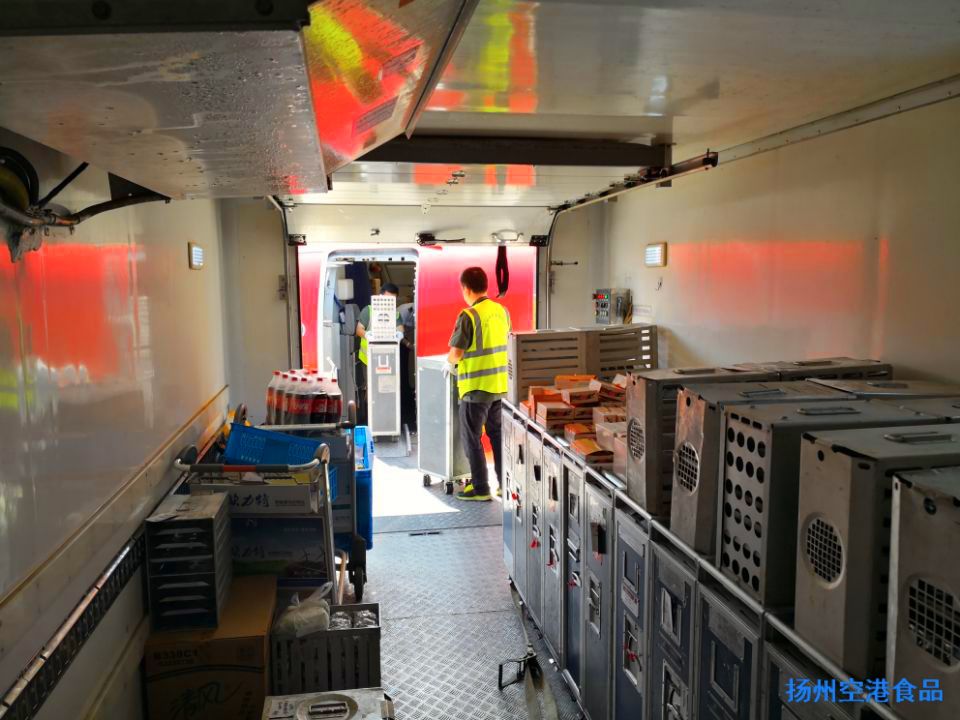 航机班组每日将餐食交接给飞机乘务员助力复工复产随着扬州泰州机场
