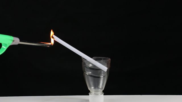 玻璃棒把纸卷起来,用胶带固定好step1打火器/a4纸/气球/塑料瓶/软铜丝