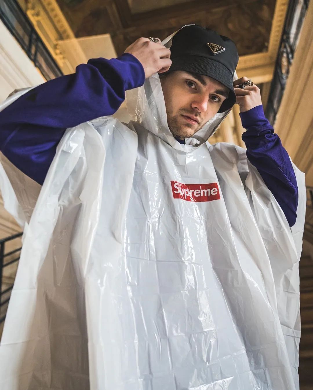 还有今天在 ins上泄露了第一周免送礼物,这雨衣看起来是以前 supreme