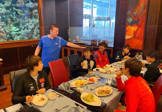 国乒为马琳庆生一桌西餐全队表情严肃马龙胡子好长他可是美食家