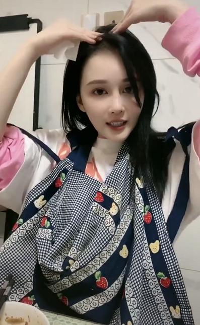 赵本山女儿近照太晃眼,大眼睛尖下巴,一点不像"星二代"_赵一涵