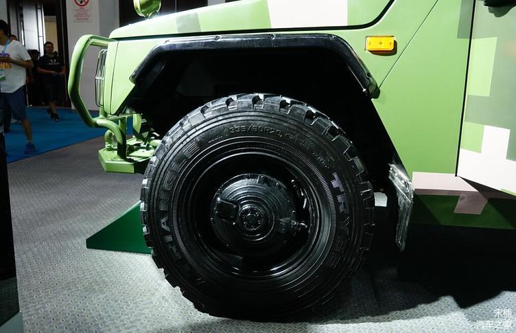 燕京"猛虎"全系车型标配防弹轮胎,轮胎内衬有防爆行驶支撑衬套.