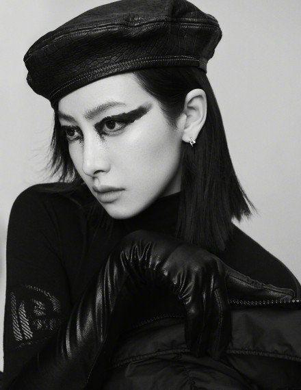 原创宋茜拍时尚运动大片,短发配拳击手套太飒,粉丝:别打拳打我吧