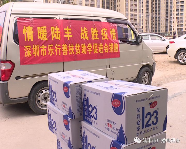 深入到我市各乡镇,向45个防疫卡口的一线工作人员送上500箱矿泉水