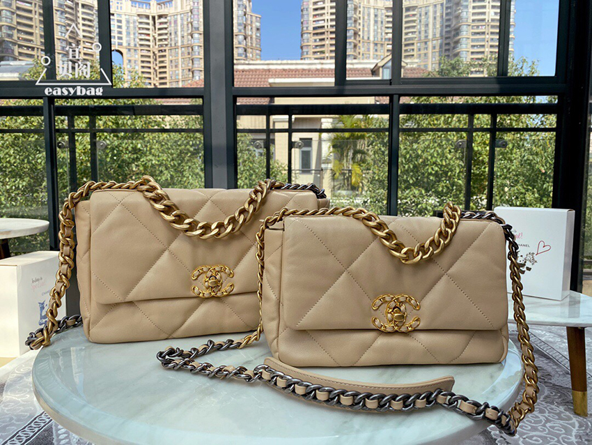 接下来我们一起来看看chanel 19系列的腰包和woc吧~chanel 19 腰包